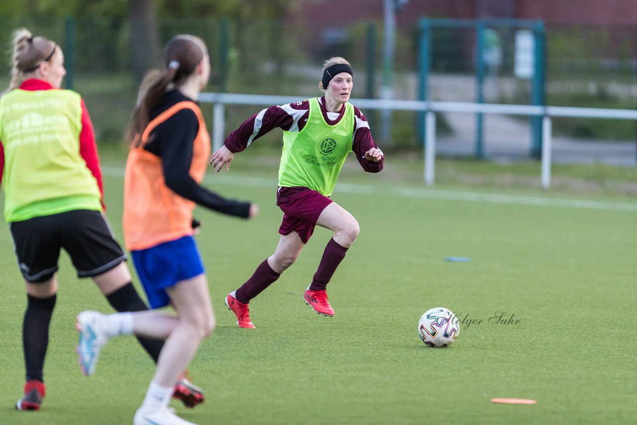 Bild 328 - Co-Trainerin der Frauen Nationalmannschaft Britta Carlson in Wahlstedt